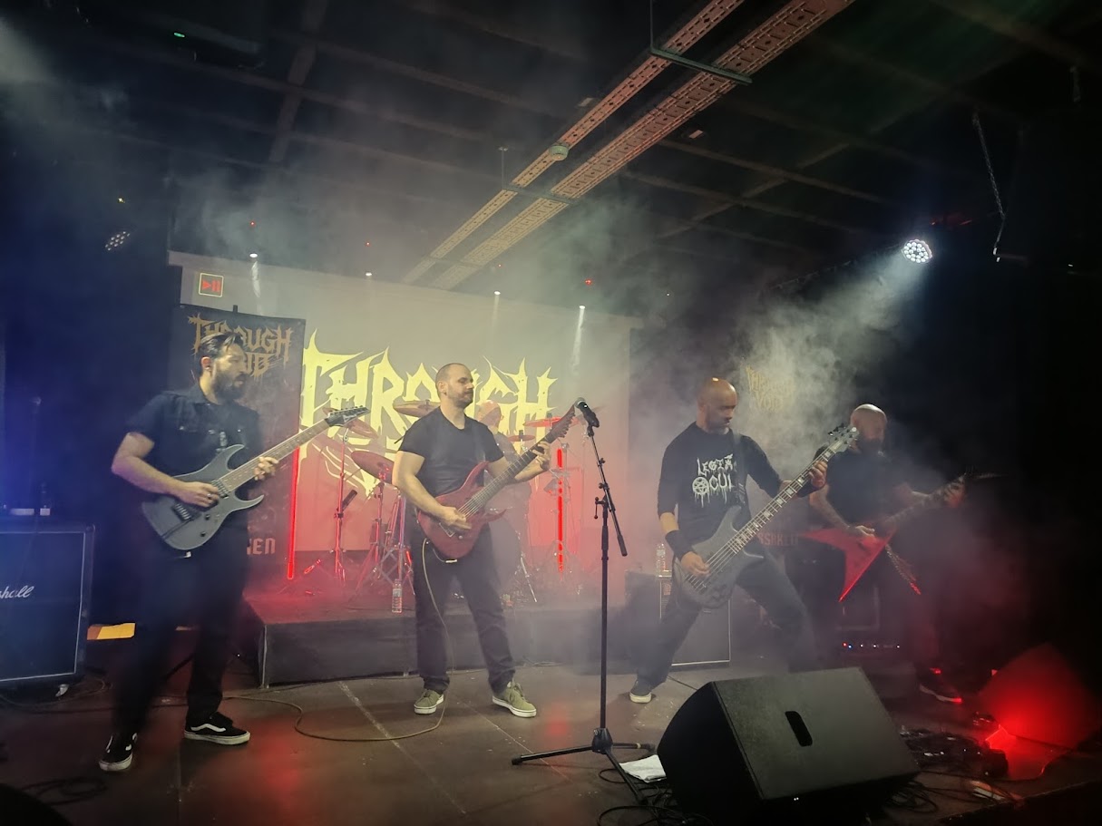 Through Void em palco