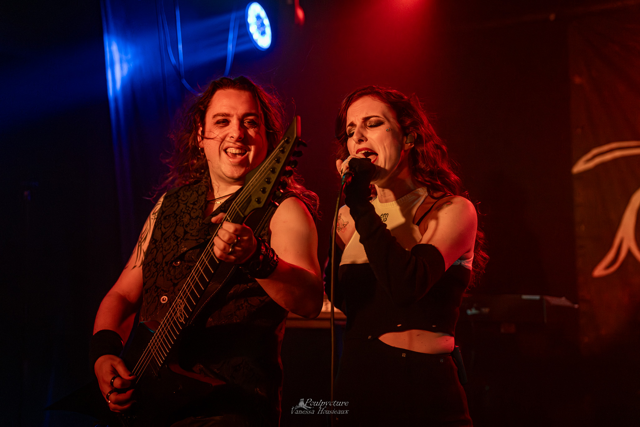 Epinikion em palco durante um concerto